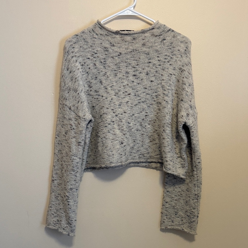 Vici Heathered Light Gray Cropped Knit Sweater